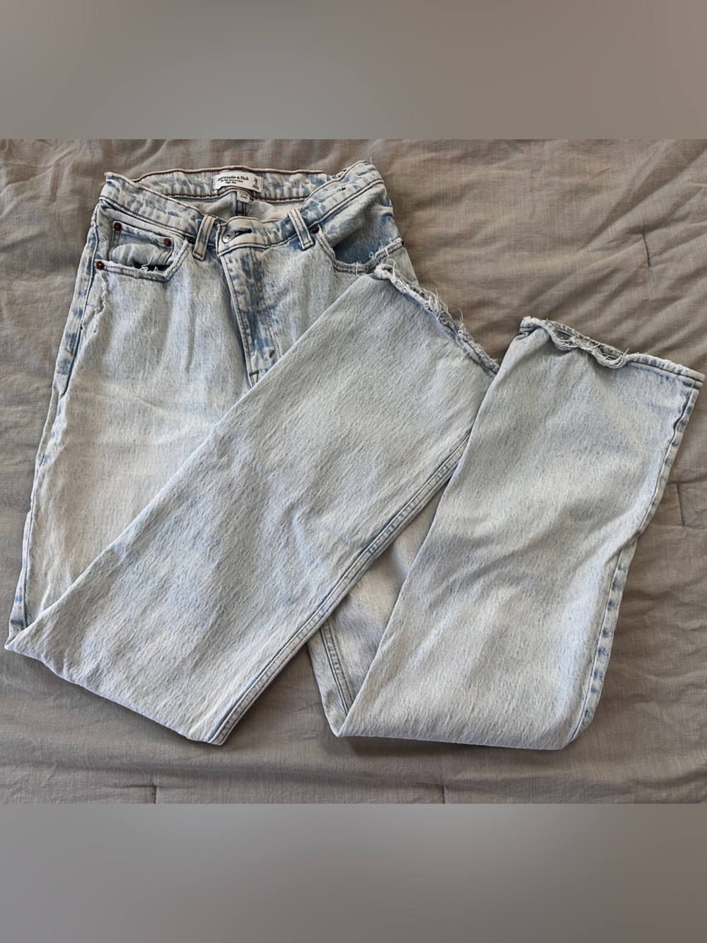 Abercrombie & Fitch 90s Relaxed Curve Love - Light Blue Distressed Denim Jeans